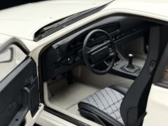 1:18 Porsche 944 Turbo White 1985 - Autoart