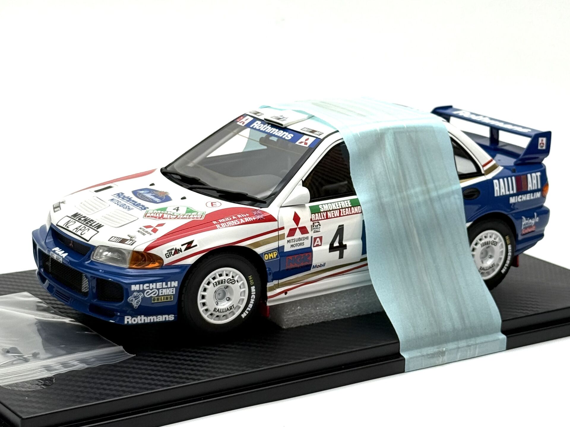 1:18 Mitsubishi Lancer Evo 3 Ralliart with Showcase - One Model