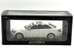 1:18 Mercedes-Benz C Class Elegance W204 White 76262 - Autoart