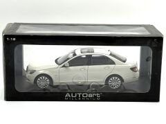 1:18 Mercedes-Benz C Class Elegance W204 White 76262 - Autoart
