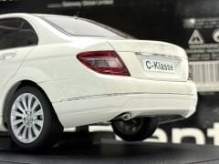 1:18 Mercedes-Benz C Class Elegance W204 White 76262 - Autoart