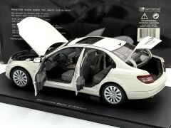 1:18 Mercedes-Benz C Class Elegance W204 White 76262 - Autoart