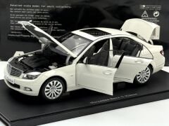 1:18 Mercedes-Benz C Class Elegance W204 White 76262 - Autoart