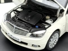1:18 Mercedes-Benz C Class Elegance W204 White 76262 - Autoart