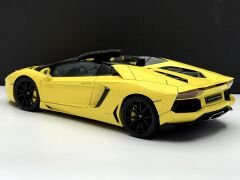 1:18 Lamborghini Aventador LP700-4 Roadster 74682 - Autoart Signature