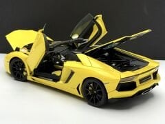 1:18 Lamborghini Aventador LP700-4 Roadster 74682 - Autoart Signature