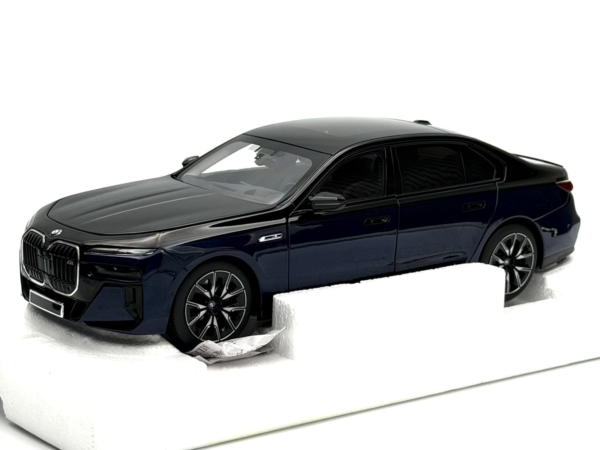 1:18 BMW i7 M70 G70 Blue Metallic 2024 - Minichamps
