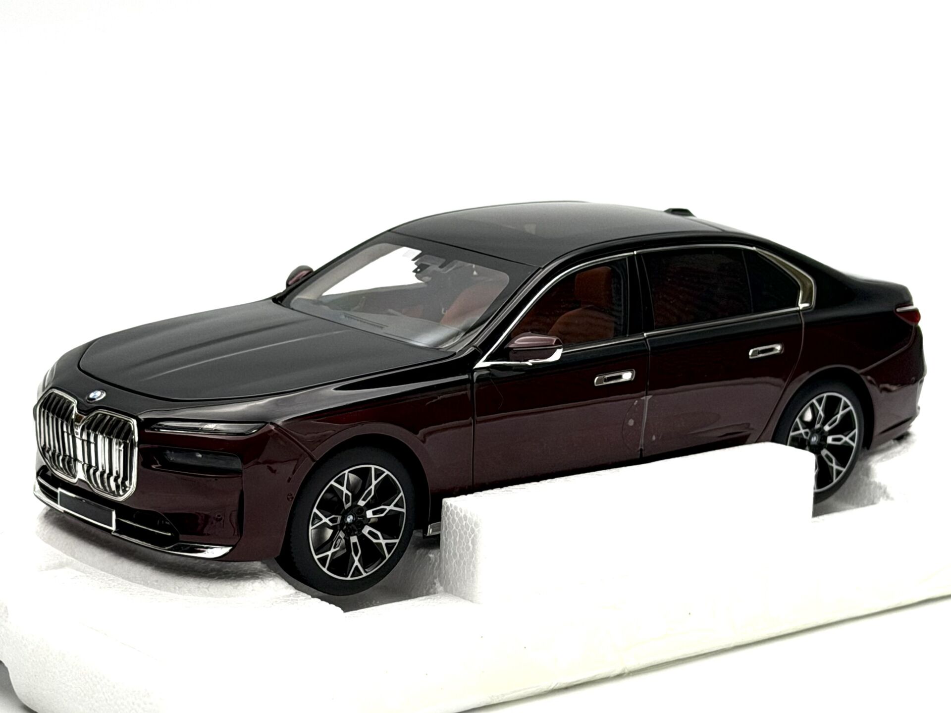 1:18 BMW i7 G70 Red/Black Metallic 2024 - Minichamps