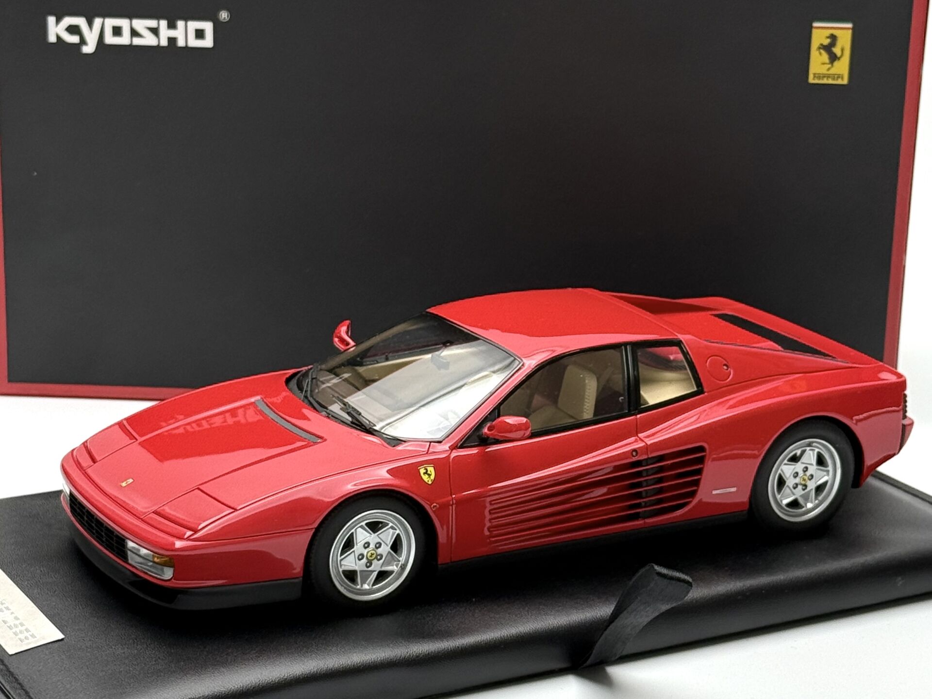 1:18 Ferrari Testarossa 1989 Deri Tabla üzerinde Resin - Kyosho
